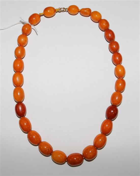 A single strand amber bead necklace, gross 53 grams, 46cm.